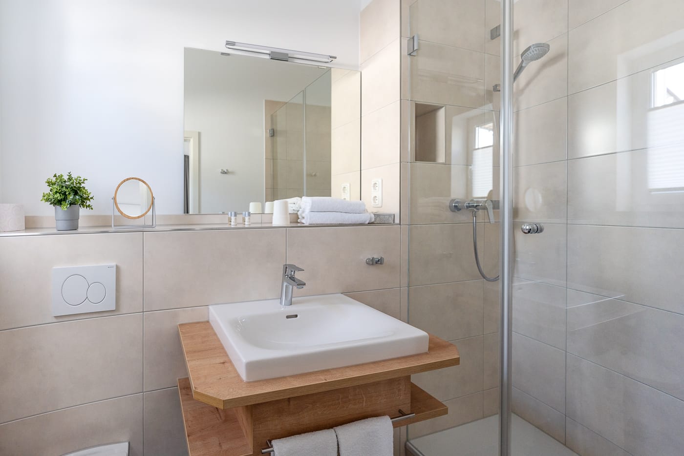 Badezimmer mit Fenster und Dusche